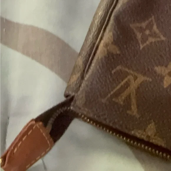 🌟 Authentic Louis Vuitton Pochette Accessoires – Classic Monogram 🌟 - Picture 5 of 16